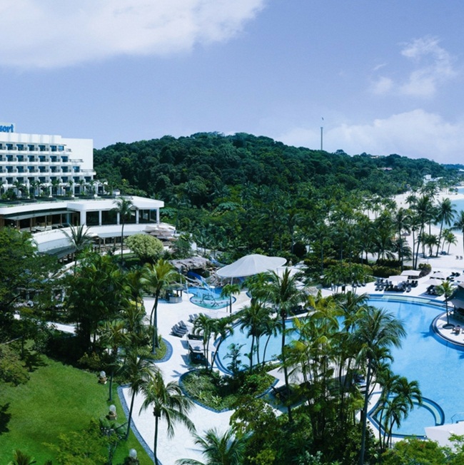 Đây là khu resort phù hợp cho các gia đình. Khách có thể ngâm mình trong bể bơi, chơi các trò chơi, đi dạo hay ghé thăm Pháo đài Siloso.