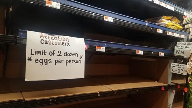 Walmart và các cửa hàng lớn khác đã thực hiện giới hạn trong những ngày gần đây về việc mua trứng nhằm ngăn khách tích trữ dẫn đến thiếu hụt.