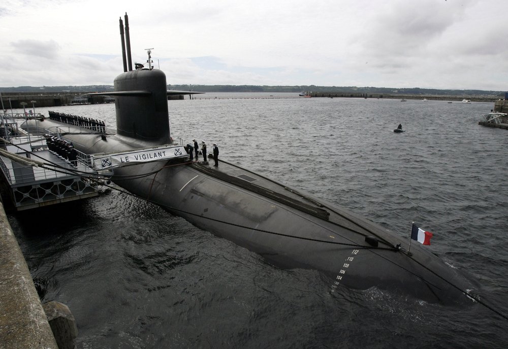 Một tàu ngầm quân sự sắp lặn xuống đáy đại dương (ảnh: AP)