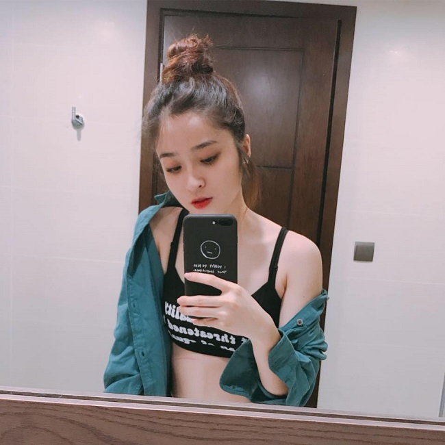 Hot item thời trang tiếp theo rất được Minh Kiều ưa thích là áo crop top.&nbsp;