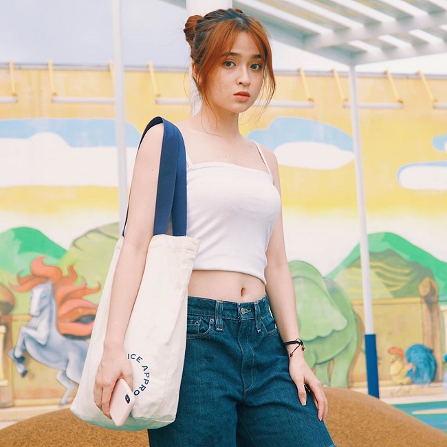 Vào những dịp đi chơi bình thường, Minh Kiều phối crop top ôm sát body cùng quần short. Set đồ này mang lại sự năng động, gọn gàng, thoải mái.&nbsp;