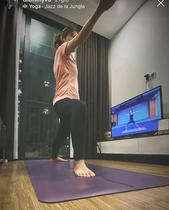 Yoga với các tư thế thông dụng được luyện tập dễ dàng, Diễm My với tư thế chiến binh&nbsp;cung cấp sự linh hoạt cho toàn cơ thể đồng thời cung cấp sức mạnh cho chân, tay, bụng và phần đùi dưới của bạn. Cải thiện và giúp máu lưu thông đi khắp cơ thể.