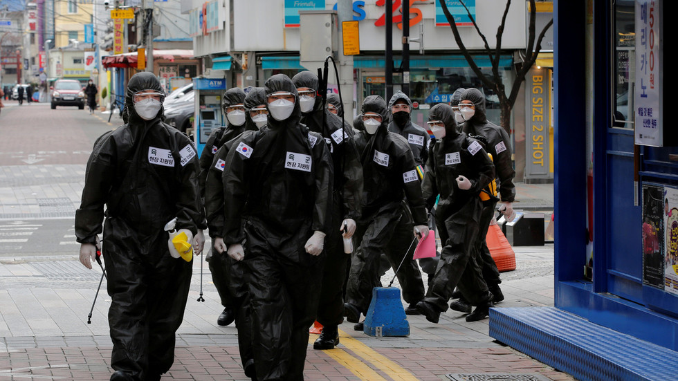 Binh sĩ Hàn Quốc mặc đồ bảo hộ, di chuyển trên đường phố Daegu ngày 15.3.