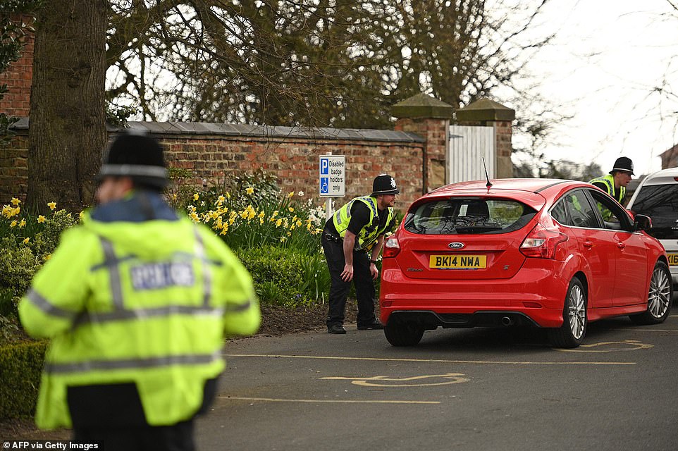 Cảnh sát Anh dừng ô tô để kiểm tra việc di chuyển (ảnh: Daily Mail)