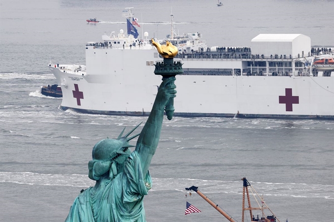 Tàu bệnh viện hải quân Mỹ cập cảng tại New York (ảnh: AP)
