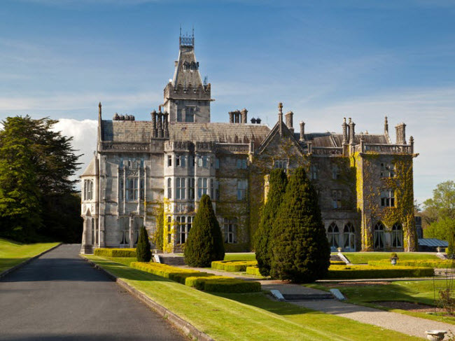 Tới Ireland, du khách nên dành ít nhất một đêm tại những khách sạn lâu đài. Bạn sẽ có cảm giác như một thành viên hoàng gia thực sự, khi thưởng thức bữa ăn trong phòng rộng lớn, ngủ trên giường màn trướng và tắm với tầm nhìn ra khu vườn tuyệt đẹp.

