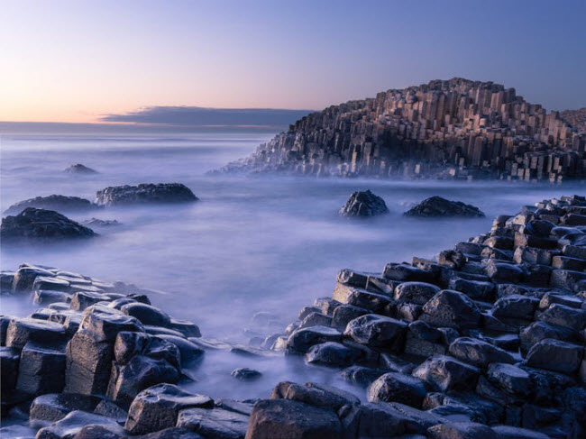 Ghềnh đá cổ Giant&#39;s Causeway được hình thành từ một vụ phun trào núi lửa cách đây 60 triệu năm. Nơi đây đã được UNESCO công nhận là di sản thế giới.
