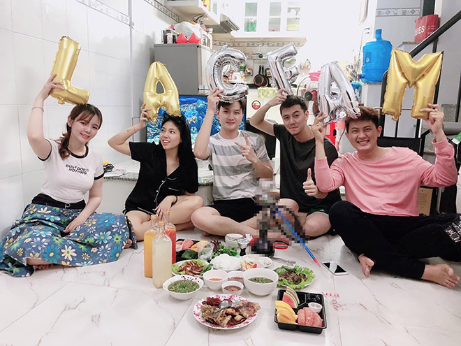 Các bạn trẻ vô cùng phấn khích trước dịch vụ này của Yolo Pub &amp; Cafe.