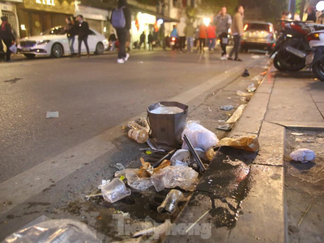 Sau màn pháo hoa năm mới, đường phố Hà Nội lại ngập rác