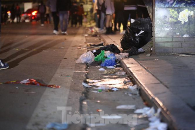 Hàng trăm ngàn người Hà Nội đã đổ về các khu vực trung tâm như nhà hát lớn, phố đi bộ... để đón chào năm mới. Thời điểm sau khi hết pháo hoa, người dân bắt đầu về nhà thì trên những thảm cỏ, dọc các vỉa hè rác thải vương vãi khắp nơi.&nbsp;