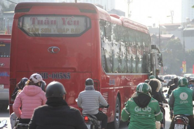 Lơ xe cũng không ngại ngần mở cửa chèo kéo khách để tăng “năng suất” dịp cao điểm