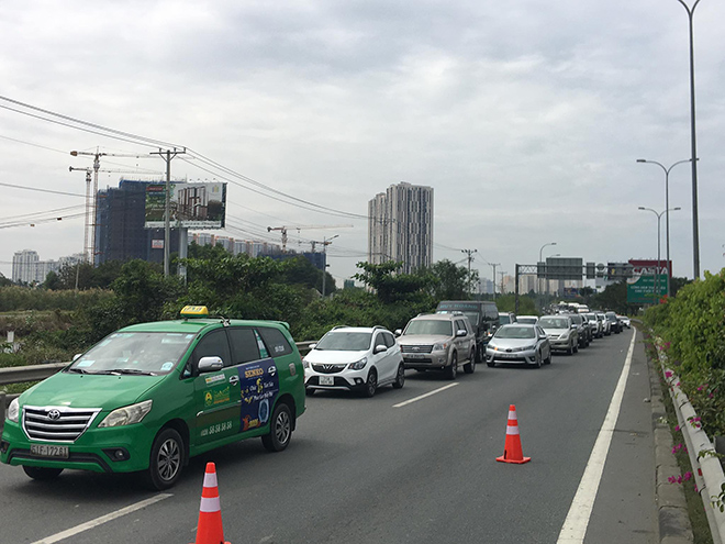 Giao thông trên cao tốc HLD bị ùn tắc nghiêm trọng