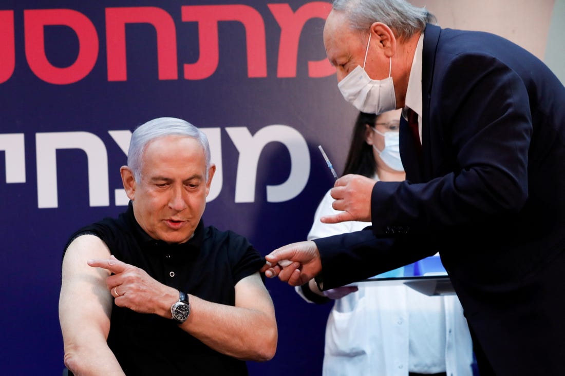 Thủ tướng Israel Benjamin Netanyahu tiêm vắc xin ngừa Covid-19 (ảnh: Daily Mail)
