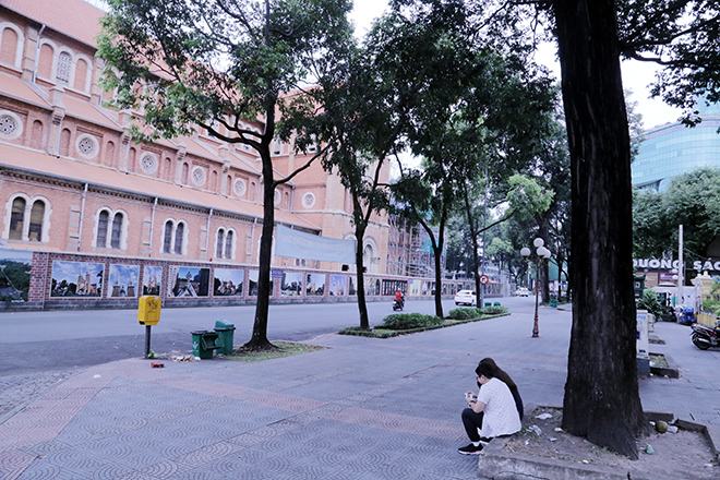 Ngày đầu năm, thành phố trong lành, phảng phất chút se se lạnh, không còn cảnh ùn tắc giao thông, khói bụi. Dịp lễ tết nhiều người thường “trốn” đi chơi xa để tìm cảm giác nhẹ nhàng, tránh xa cái oi bức, xô bồ của Sài Gòn, nhưng chẳng cần thiết “trốn” đi đâu thật xa, mà chỉ cần biết chỗ để “trốn” tại đây đã là điều tuyệt vời.