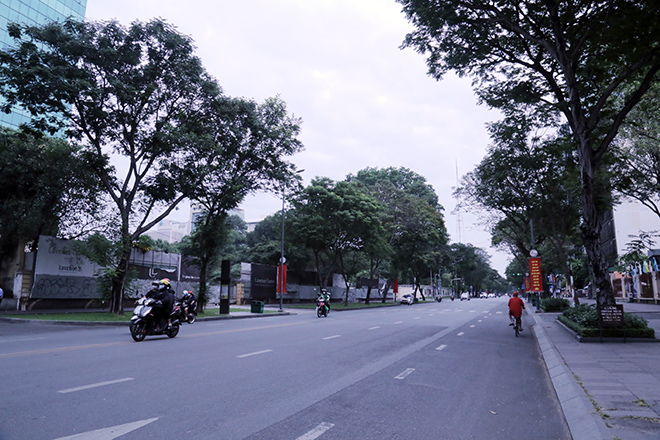 Đường Lê Duẩn (quận 1) cũng lác đác phương tiện tham gia giao thông trong sáng đầu năm. “Ngày thường tôi chạy xe máy từ An Sương (quận 12) qua quận 1 phải mất gần 1 giờ vì kẹt xe. Tuy nhiên, sáng nay đường phố thông thoáng nên chạy nhanh hơn. Đi qua mấy ngã tư không còn sợ kẹt xe, không phải nhích từng chút một trong cái nắng oi ả, không phải nghe tiếng còi xe inh ỏi bên tai và không phải nhìn những gương mặt mệt mỏi di chuyển đến văn phòng làm việc trong đám khói bụi đường phố...”, anh Đặng Văn Tứ (ngụ quận 12) cho biết.