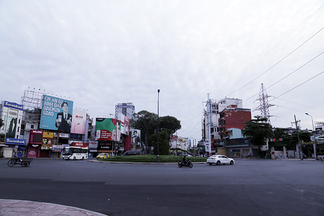 Tại các vòng xoay, giao lộ, ngã tư, ngã năm cũng vắng phương tiện tham gia giao thông.