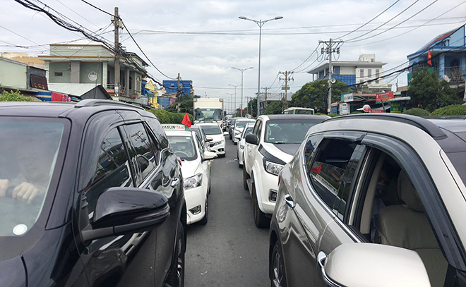 “Giờ lỡ đi rồi và không quay đầu xe được nên phải chấp nhận chờ qua phà. Tôi bị kẹt gần 2 tiếng rồi và vẫn còn một đoạn 200m mới đến được phà. Rút kinh nghiệm năm sau những ngày nghỉ lễ, Tết chắc ở nhà nghỉ ngơi, tổ chức ăn uống cho khỏe”, anh Lê Ngọc Tân ngụ quận 7 nói.