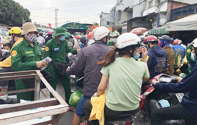 Để giải tỏa bớt ùn ứ kéo dài, nhân viên bán vé bến phà Cát Lái đã chia thành nhiều tốp bán vé ngay trên đường cho hành khách (cách quầy vé khoảng 500m). Nhưng tình trạng ùn tắc càng lúc càng nghiêm trọng, do lượng phương tiện liên tục dồn về quá đông.