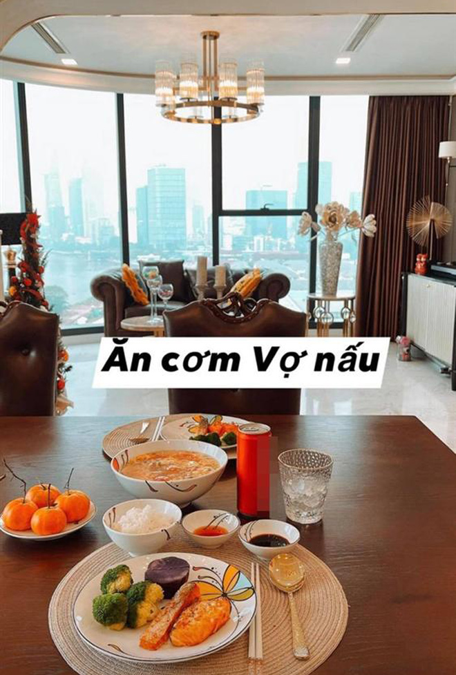 Không gian sống của cặp đôi và bữa cơm do Primmy Trương chuẩn bị cho ông xã