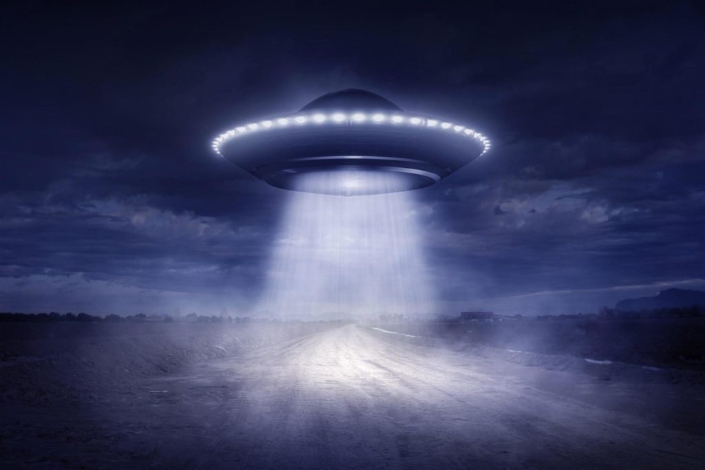 Ông Trump muốn công khai các tài liệu về UFO và người ngoài hành tinh bằng dự luật cứu trợ mới (ảnh: Daily Star)