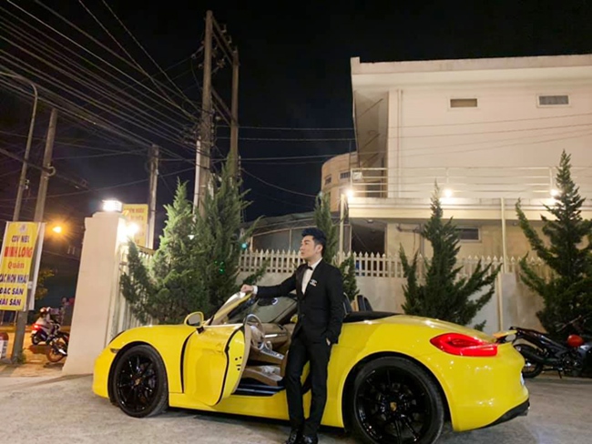Trước đó, nam ca sĩ 8X từng gây chú ý khi đứng chụp ảnh cạnh một siêu xe thể thao màu vàng. Được biết, chiếc xe này có giá hơn 4 tỷ đồng (chưa tính các phụ kiện được thay thế theo sở thích chủ nhân) của thương hiệu Porsche. Theo một người bạn của Quang Hà cho biết, ở Việt Nam chỉ có 1, 2 chiếc dòng này, rất hiếm.
