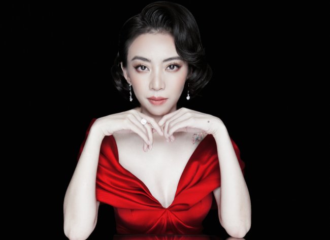 Thu Trang lại được mệnh danh là &#34;Hoa hậu làng hài&#34; của showbiz Việt. Là “của hiếm” trong làng giải trí, nữ diễn viên sở hữu nhan sắc xấu lạ nhưng vẫn thành công, thậm chí còn nổi tiếng nhờ chính gương mặt đậm tính giải trí của mình.
