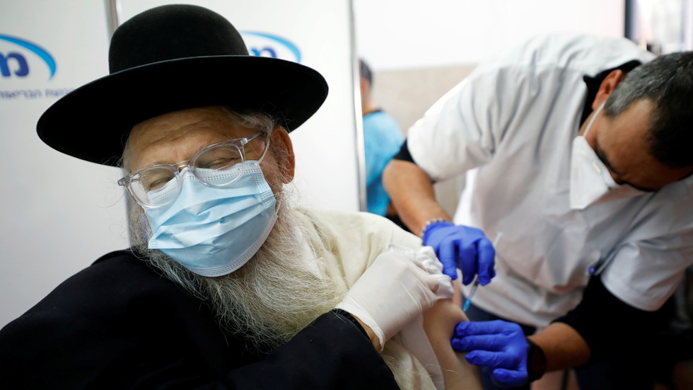 Một công dân Israel tiêm vắc-xin Pfizer/BioNTech của Mỹ. Ảnh: Reuters