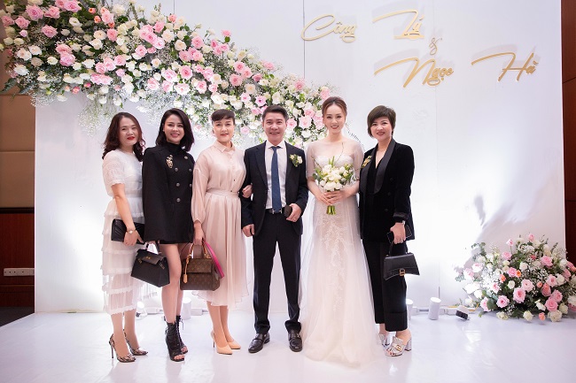 Diễn viên Liên Tít, nghệ sĩ Vân Dung lựa chọn trang phục lịch lãm, kín đáo khi tham gia lễ cưới của nghệ sĩ Công Lý
