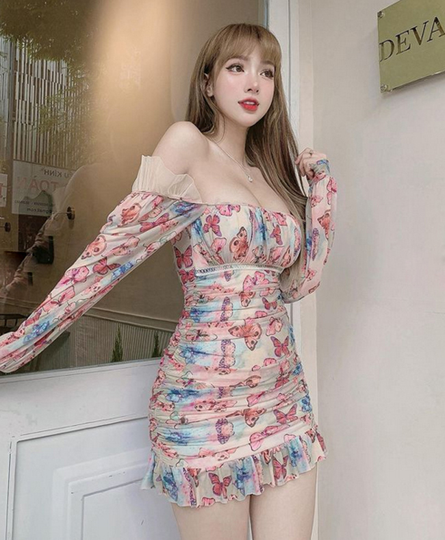 Đôi khi Mym Trần cũng dịu dàng với chiếc váy nữ tính trễ vai.
