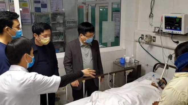 Phó Chủ tịch UBND tỉnh Nghệ An - Bùi Đình Long thăm hỏi các nạn nhân đang điều trị tại bệnh viện
