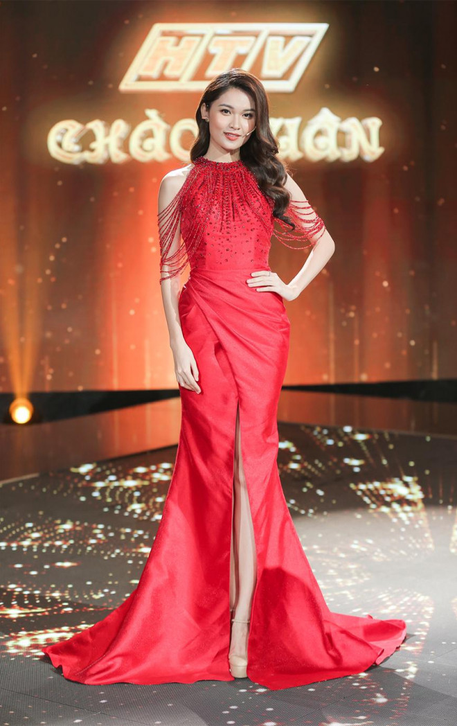 Á hậu Thuỳ Dung diện váy đỏ rực như đoá hồng kiều diễm dẫn chương trình chào năm mới - 1