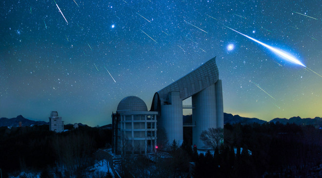 Mưa sao băng Quadrantids tuyệt đẹp rơi trên một đài thiên văn - Ảnh: AMERICAN METEOR SOCIETY