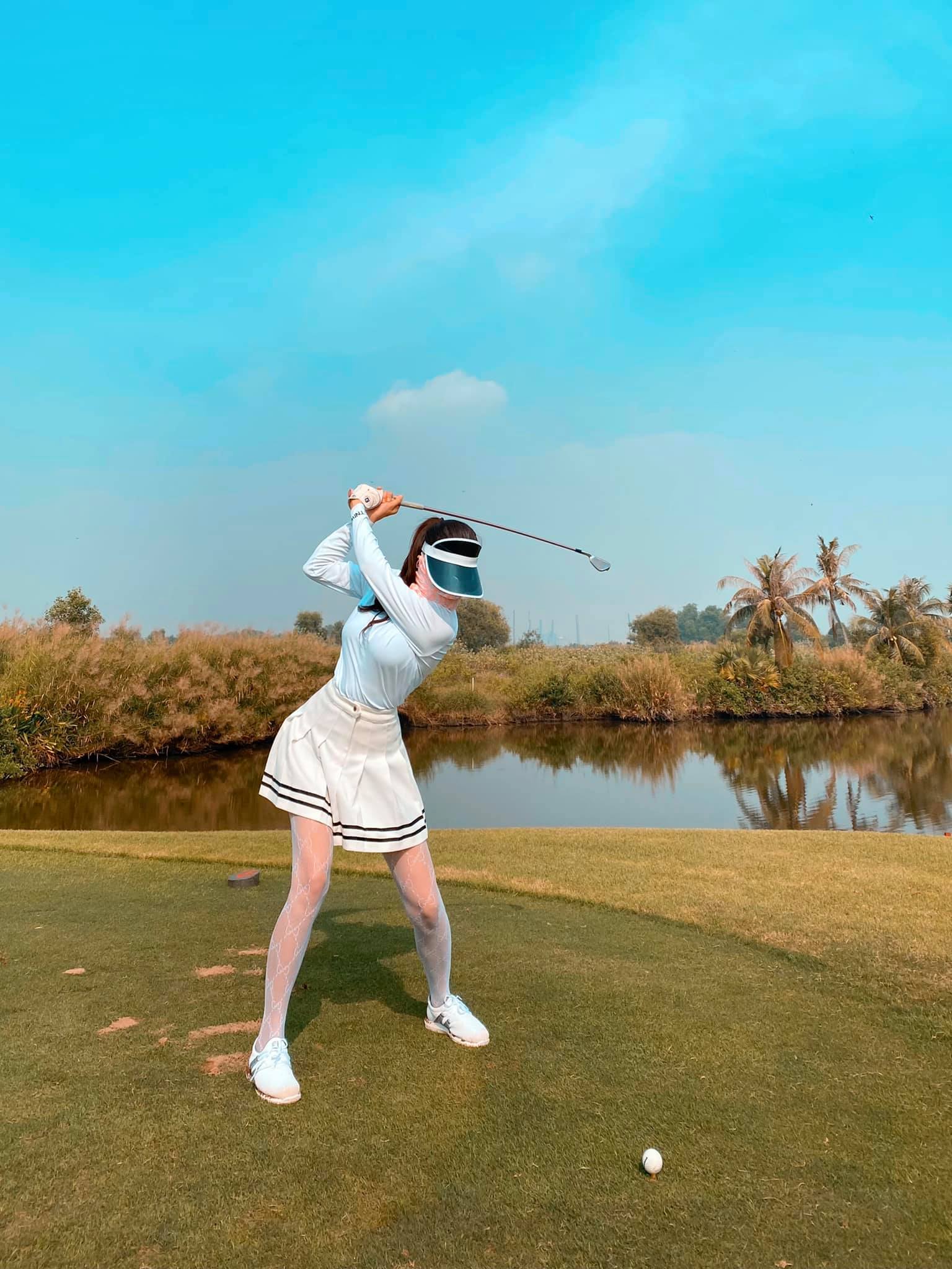 Trà Ngọc Hằng tập golf giữ dáng chuẩn đẹp đồng hồ cát.