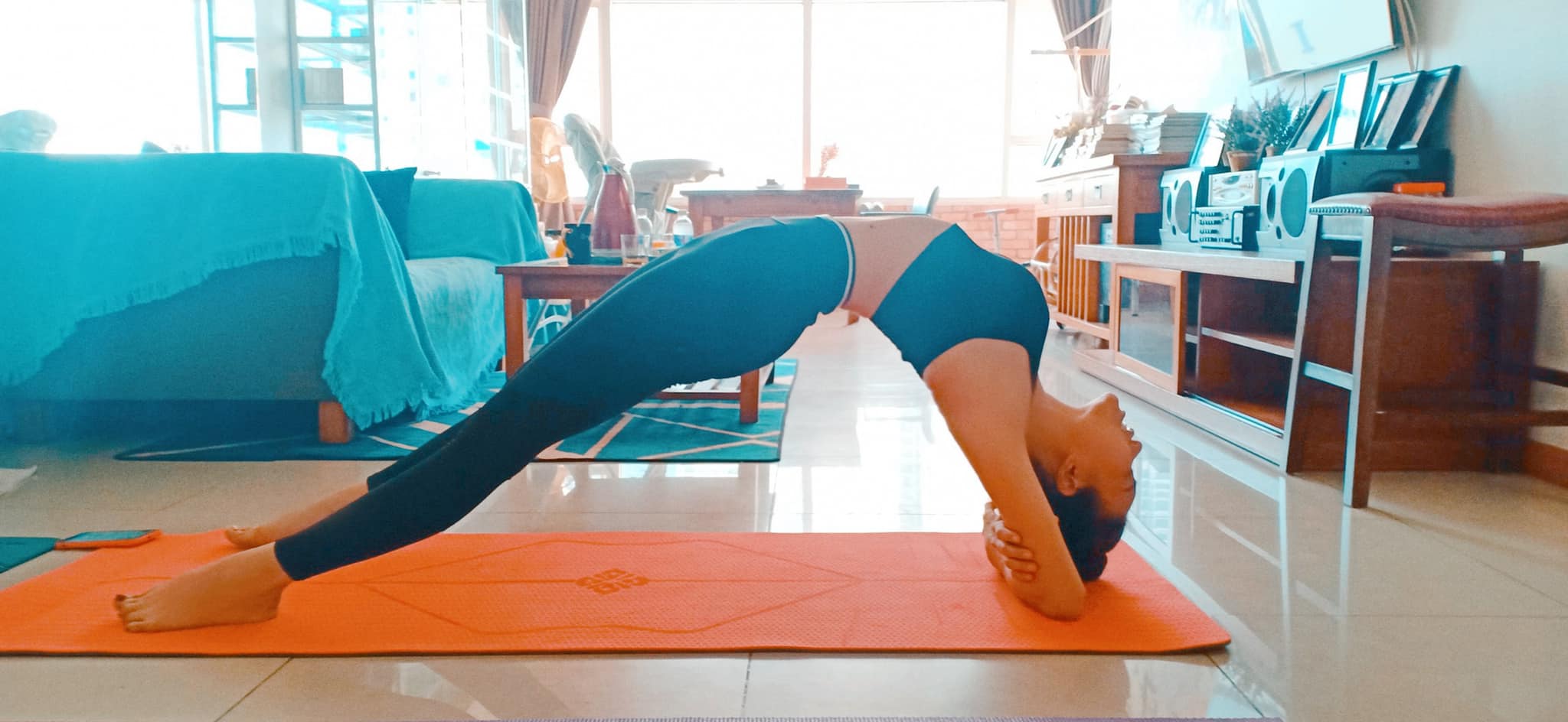 Trà Ngọc Hằng có nhiều năm tập yoga nên cô có thể thực hiện được nhiều động tác khó.