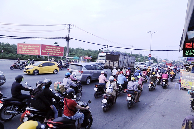 Các phương tiện nối đuôi nhau di chuyển hướng vào trung tâm TP.