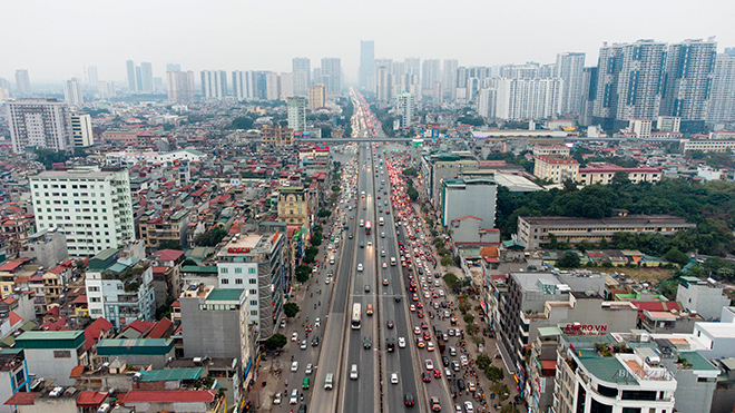 Lưu lượng phương tiện giao thông tại các lối thoát từ vành đai 3 trên cao xuống đường Khuất Duy Tiến tăng cao.