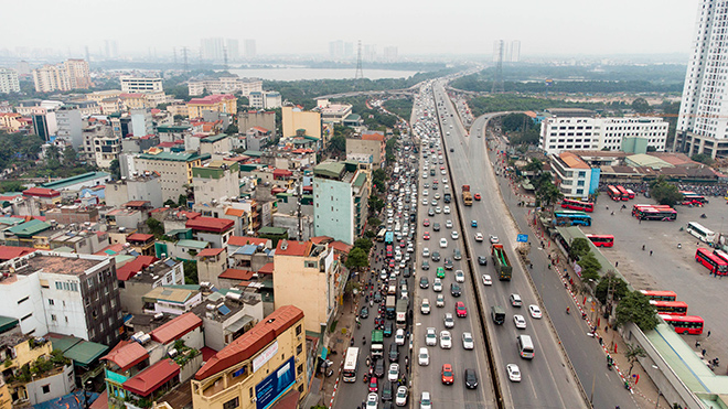 Lối vào đường Giải Phóng xảy ra tình trạng ùn tắc, do mật độ các phương tiện tham gia giao thông tăng cao.