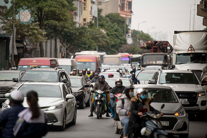 Các phương tiện tham gia giao thông phải chờ 2-3 nhịp đèn tín hiệu mới có thể qua.