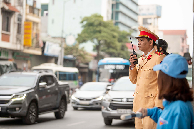 Trung tá Nguyễn Anh Tuấn, phó Đội trưởng Đội CSGT số 14 chia sẻ: "Từ trưa ngày hôm nay, chúng tôi đã huy động 100% quân số ra các tuyến trọng điểm, tại các điểm giao cắt giao thông để điều khiển và tuần tra kiểm soát,&nbsp;xử lý nghiêm các trường hợp cố tình vi phạm, nhằ giảm tối thiểu tình trạng ùn tắc giao thông. Ngoài ra, các khu vực ngã tư&nbsp;tăng cường lực lượng để phân luồng giảm thiểu sự ùn tắc cho người dân trở lại Hà Nội sau kỳ nghỉ lễ".