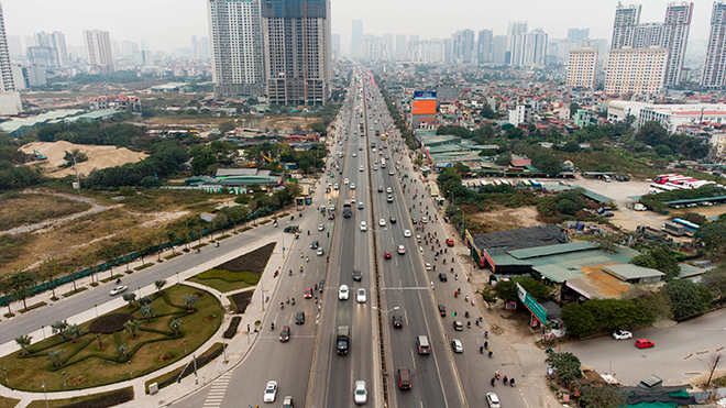 Phía đường trên cao từ hướng cầu Thanh Trì vào Mai Dịch các phương tiện lưu thông khá dễ, không xảy ra tình trạng ùn tắc.