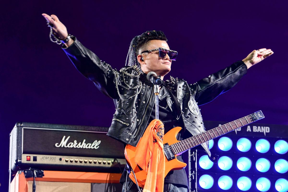 Tỷ phú Jack Ma hóa thân thành ngôi sao nhạc rock hồi tháng 9 năm ngoái (ảnh: Daily Mail)