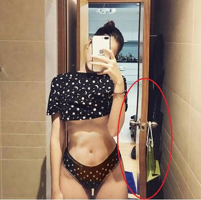 Hot girl Hà Lade khoe vòng eo &#34;con kiến&#34; nhưng cư dân mạng soi ra chi tiết bất thường ở cánh cửa nhà tắm bị méo.
