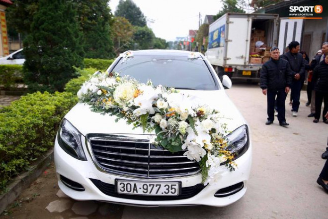 Chiếc xe&nbsp;Mercedes-Benz S400 Bùi Tiến Dũng lái đi đón dâu Khánh Linh.