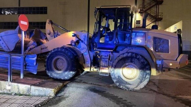 Cựu nhân viên Mercedes-Benz hủy diệt nơi làm việc cũ trong đêm giao thừa - 1