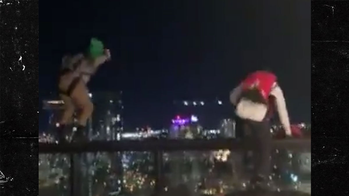 Hai người đàn ông nhảy dù từ tầng 25 của một khách sạn.