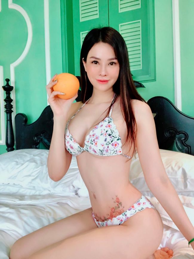 Dù đã qua hai lần sinh nở nhưng cựu người mẫu quê Bắc Ninh vẫn giữ được thân hình nóng bỏng, quyến rũ.
