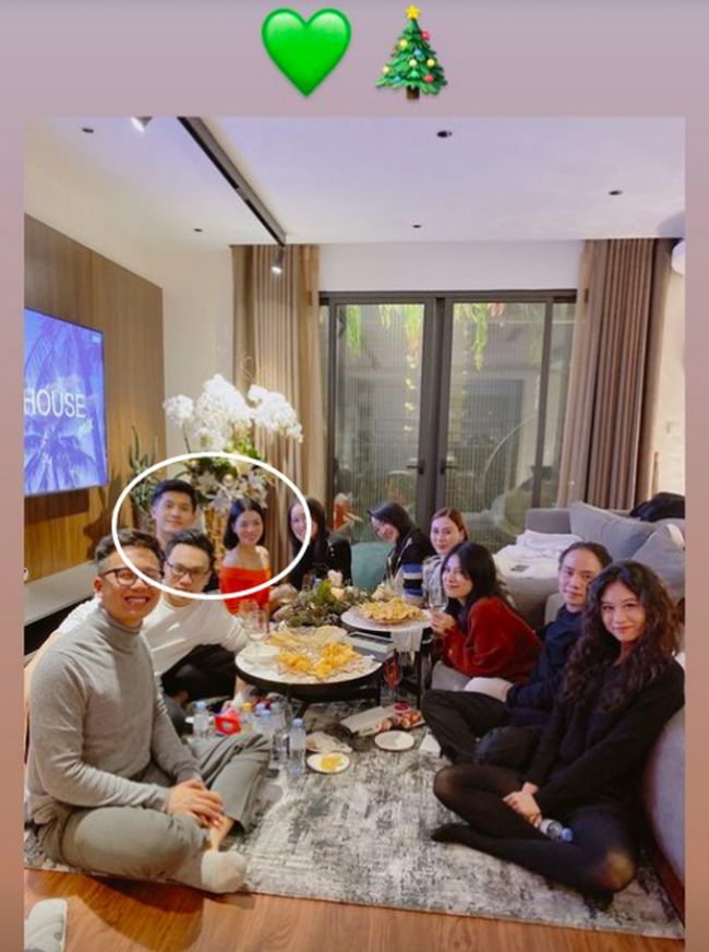 Trong dịp Giáng sinh, Lệ Quyên cùng Lâm Bảo Châu đã có buổi tụ tập cùng bạn bè. Cả hai ngồi cạnh nhau trong mọi khoảnh khắc.
