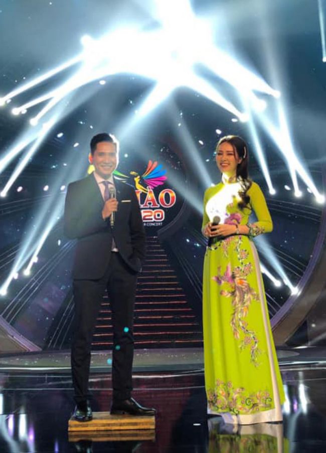 BTV Quốc Khánh từng khiến fan thích thú khi đăng tải bức ảnh hậu trường anh dẫn chương trình 'Chào xuân 2020'' cùng với Á hậu Thụy Vân. Để chiều cao cân xứng anh phải nhờ đến chiếc bục gỗ để đứng.

