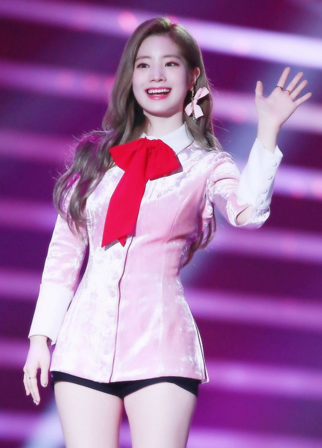 Mải khen làn da của Dahyun (TWICE) mà netizen quên mất vòng eo đẹp khó tin của cô - 6