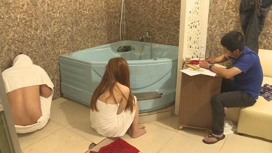 Cơ quan công an bắt quả tang các cặp mua bán dâm tại cơ sở massage Ngọc Trinh